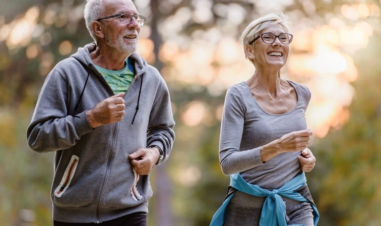 Couple de seniors actifs profitant d’une activité physique en extérieur grâce au maintien à domicile