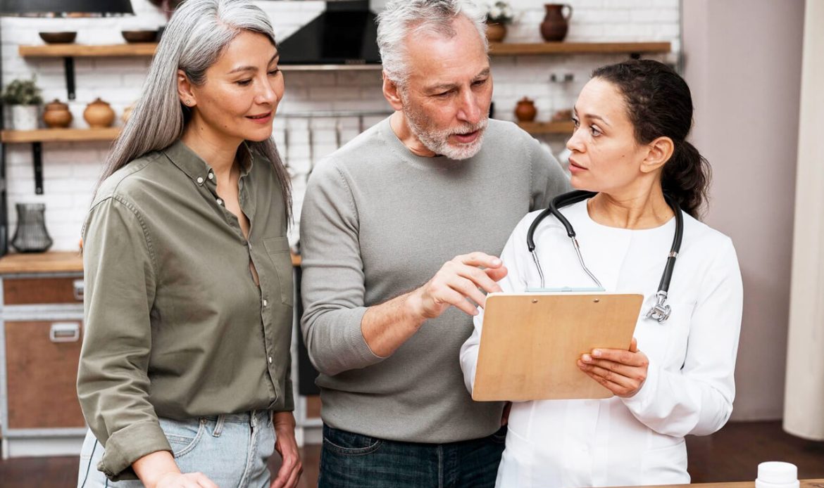 Couple de seniors accompagné à domicile lors d’un suivi personnalisé à Chartres