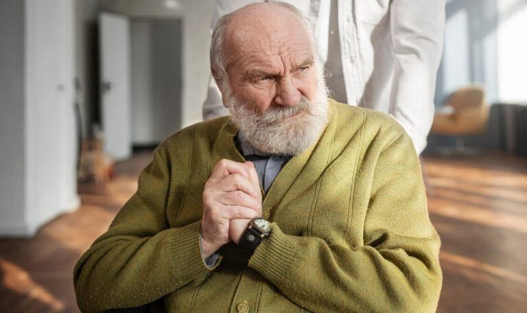 Senior accompagné à domicile illustrant le choix d’une structure d’aide à domicile à Chartres