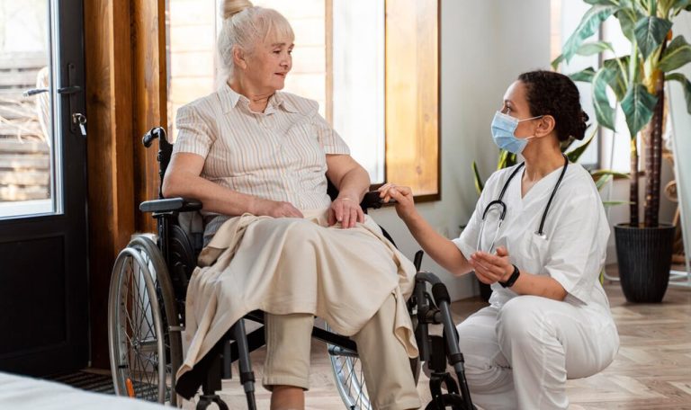 Aide à domicile échangeant avec une personne âgée pour lutter contre l’isolement des seniors à Chartres