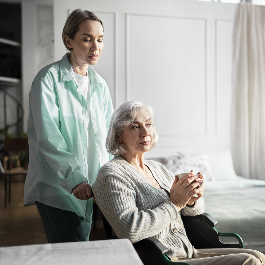 Image représentant une femme âgée épanouie, illustrant le bien-être, l’autonomie et la qualité de vie des seniors accompagnés à domicile à Chartres et ses environs.