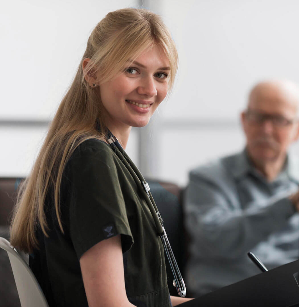 Maintien à domicile des personnes âgées accompagnant une personne âgée à son domicile