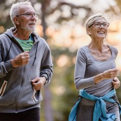 Couple de seniors actifs profitant d’une activité physique en extérieur grâce au maintien à domicile