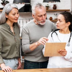 Couple de seniors accompagné à domicile lors d’un suivi personnalisé à Chartres