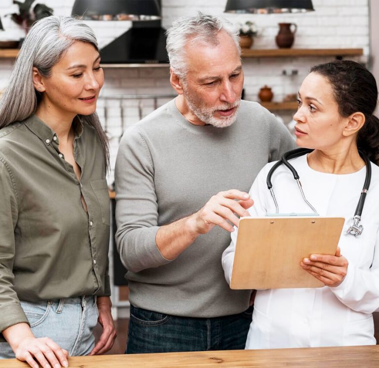 Couple de seniors accompagné à domicile lors d’un suivi personnalisé à Chartres