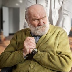 Senior accompagné à domicile illustrant le choix d’une structure d’aide à domicile à Chartres