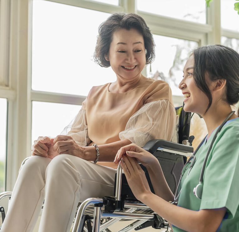 Aide à domicile pour personne âgée en fauteuil roulant à Chartres