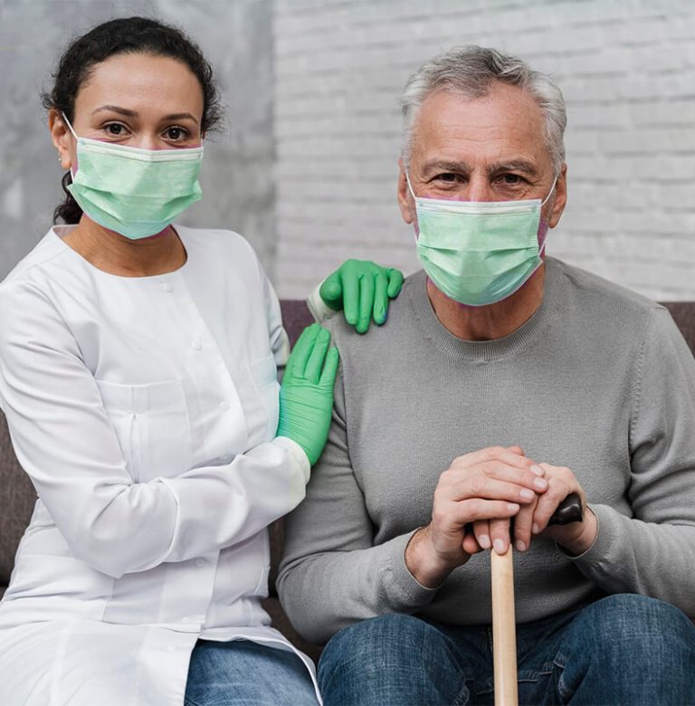 Intervenants en aide à domicile accompagnant une personne âgée avec bienveillance à Chartres